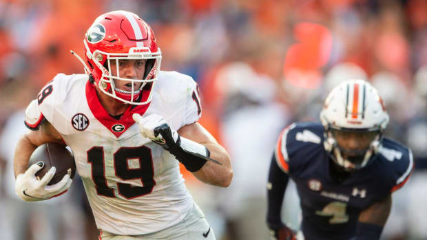 Georgia Bulldogs tight end Brock Bowers (19) runs the ball into the end zone after a catch for the game sealing touchdown as Auburn Tigers take on Georgia Bulldogs at Jordan-Hare Stadium in Auburn, Ala., on Saturday, Sept. 30, 2023. Georgia Bulldogs defeated Auburn Tigers 27-20.
